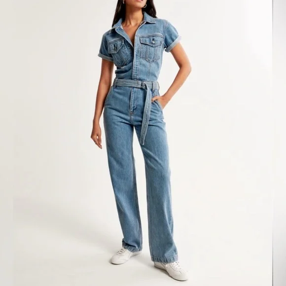 NWOT ABERCROMBIE & Fitch women's 90s
Relaxed Denim Jumpsuit size L - Picture 1 of 11